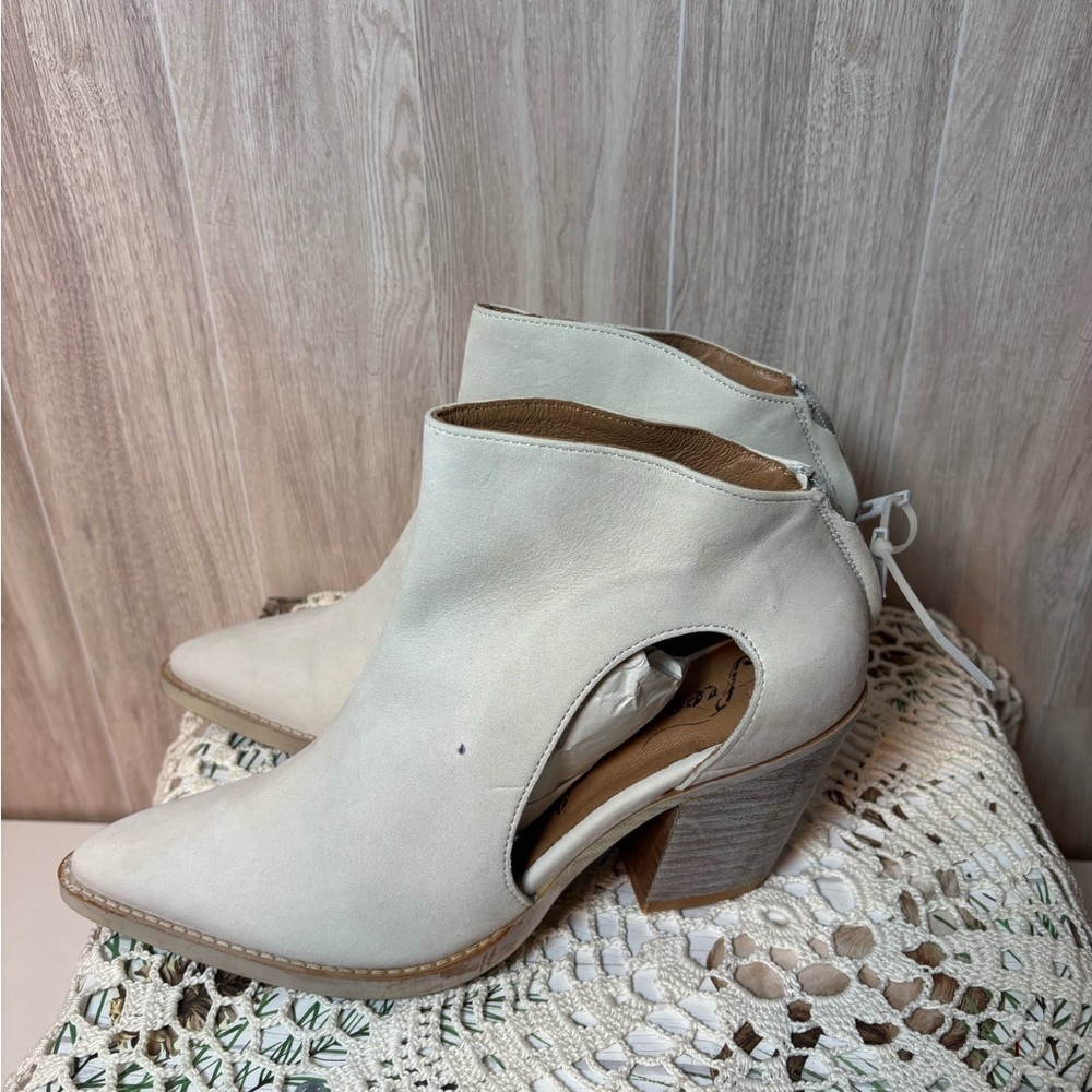 Free People Wilder Cutout Chic Cream Ankle Booties NWOT - Picture 3 of 9